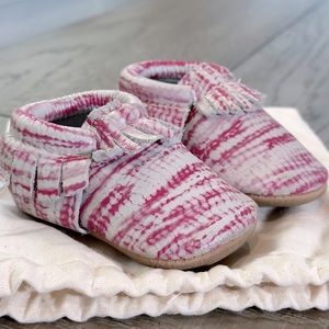 2T Freshly Picked Fringed Soft Soles, Pink & White Tie Dye, with Dustcover